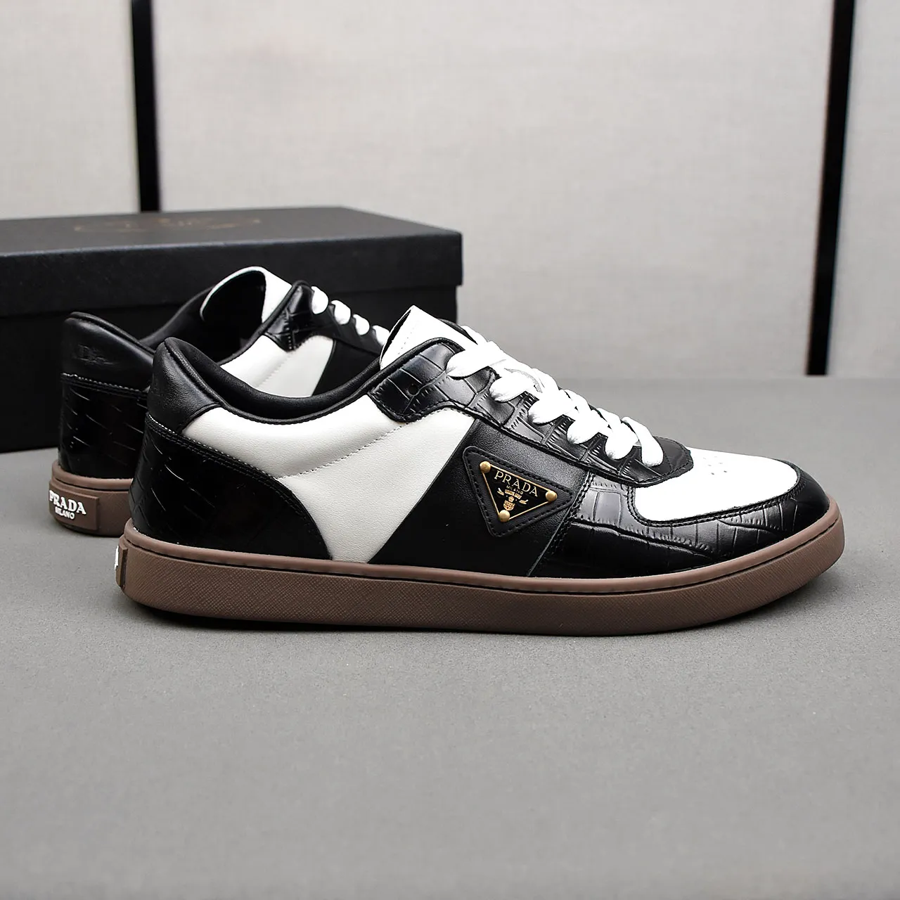 PP400👟👟👟Prada set off the audience! Prada, an international brand that is constantly innovating, this men's casual shoe, the original version, made of cowhide leather at a ratio of one to one at the store, with leather feet and rubber non-slip outsole, breathable and comfortable, quality speaks for itself👄38-44